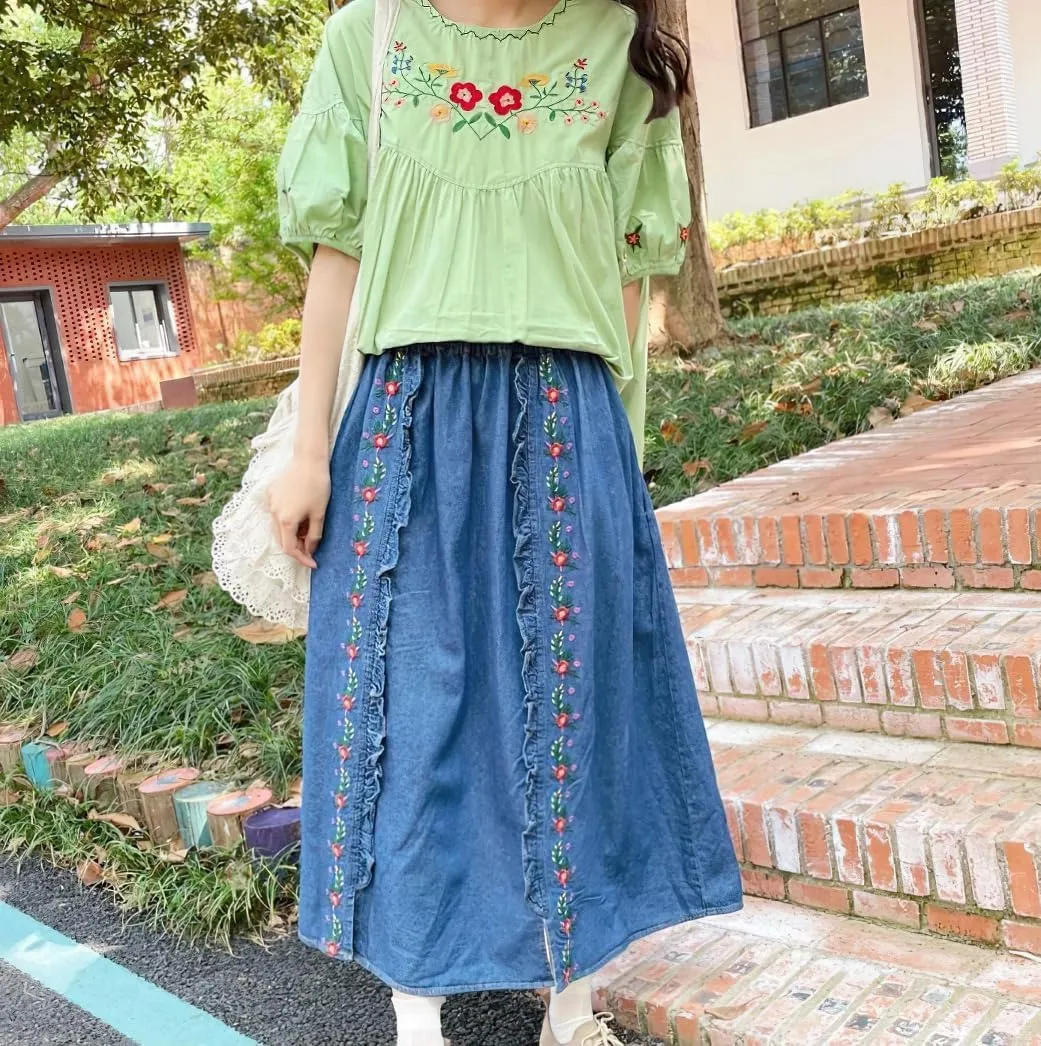 chouyatou Women's Floral Embroidered Elastic Waist Jean Skirt A Line Flared Denim Midi Skirt with Pockets